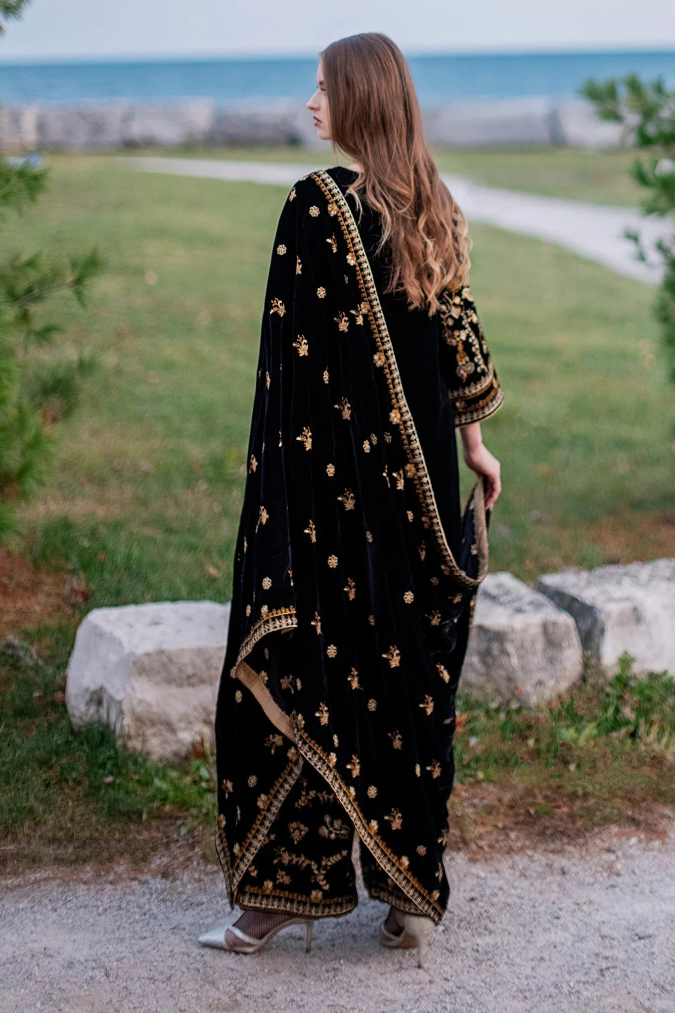 Swagiwear  Unstitched 3PCs Embroidered Velvet Dress With Embroidered Velvet Shawl